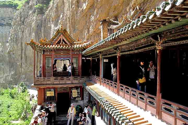 O local em que a estrutura do mosteiro repousa e sua grandiosidade costumam fascinar os turistas que visitam a região. 
