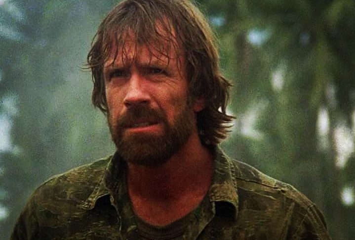 Chuck Norris – Conhecido pelos filmes de ação, o ator ingressou na Força Aérea dos EUA em 1958, servindo como policial aéreo na Coreia do Sul, onde se aprofundou nas artes marciais.