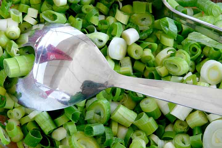 Para prepará-lo, é necessário cortar a base e as folhas mais verdes e firmes. Por serem mais fibrosas, essas partes podem ser aproveitadas para caldos e sopas, assim como esse produto pode aparecer em quiches, risotos e refogados com azeite.