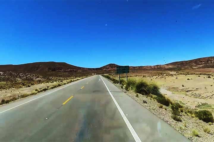 Um dos trechos mais impressionantes é a passagem pelo Altiplano Boliviano, onde os passageiros enfrentam altitudes superiores a 4.000 metros, podendo sentir os efeitos do soroche (conhecido como mal de altitude). 