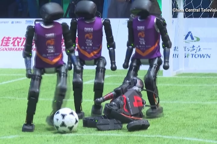 Alguns jogadores protagonizaram quedas engraçadas que, em um jogo humano, poderiam até ser confundidas com simulações para dar aquela enganada na arbitragem.