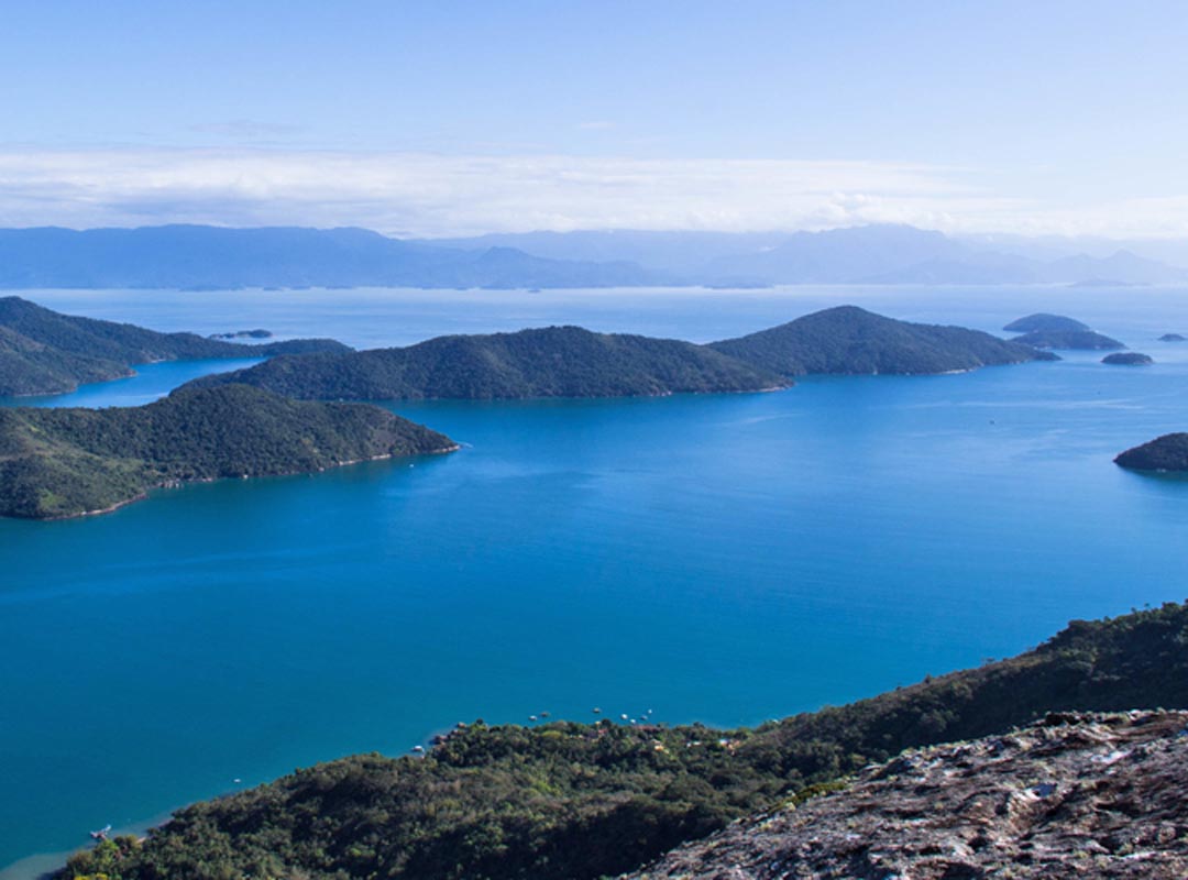 Ao longo do Saco de Mamanguá, cujo acesso é somente feito por trilha ou barco, há mais de 30 praias.  Comunidades pesqueiras se espalham pela região.