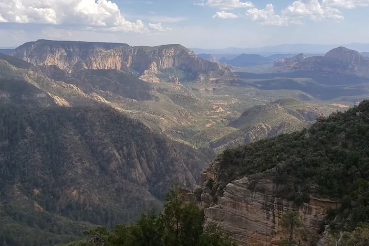 O nome foi atribuído por trilheiros e exploradores devido à sua aparência remota e à sensação de isolamento total que o local transmite.