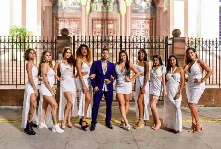 Em 2022, ele gerou polêmica nas redes sociais por ter se casado simbolicamente com nove mulheres.