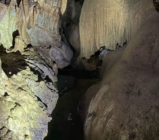 Em alguns trechos, os cientistas tiveram que passar por lugares com uma distância de apenas 15 centímetros entre o teto e a água.