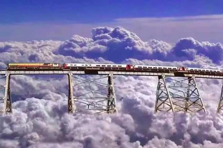 O nome surgiu de um documentário dos anos 60, que mostrava o trem a vapor misturando-se às nuvens.