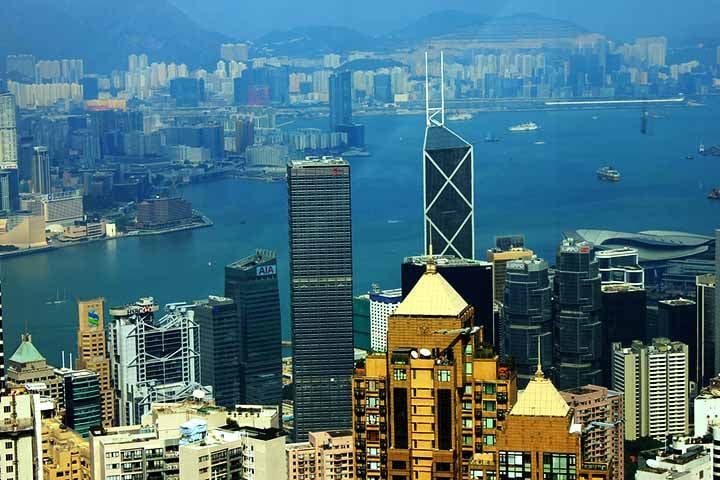 Hong Kong é um polo comercial e industrial importante da Ásia, ainda mais por seu setor financeiro, comércio internacional e infraestrutura de ponta. Mais do que isso, se destaca por paisagens urbanas, rica cultura, culinária diversificada e excelente destino turístico.