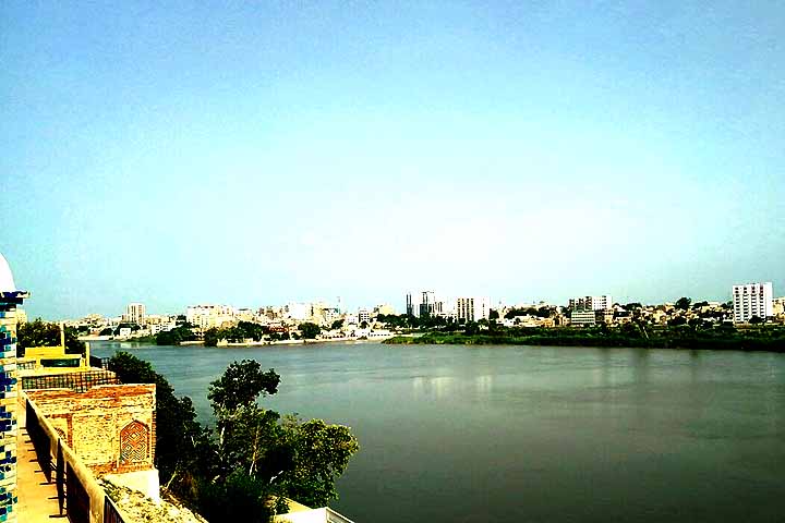 Hoje, o rio enfrenta desafios como poluição, superexploração de suas águas e disputas territoriais entre o Paquistão e a Índia, que compartilham sua bacia.