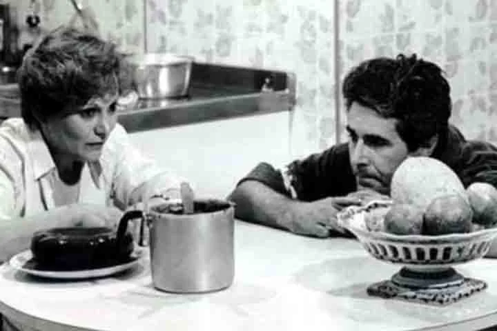 Trata-se da obra de dramaturgia intitulada de Como Salvar Meu Casamento, escrita pelo trio Edy Lima, Ney Marcondes e Carlos Lombardi, que estreou em 26 de junho de 1979.