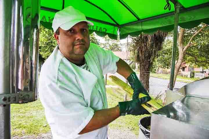 Mais do que um simples lanche, o pastel com caldo de cana é uma verdadeira instituição cultural no Brasil, fazendo parte do cotidiano de milhões de pessoas.