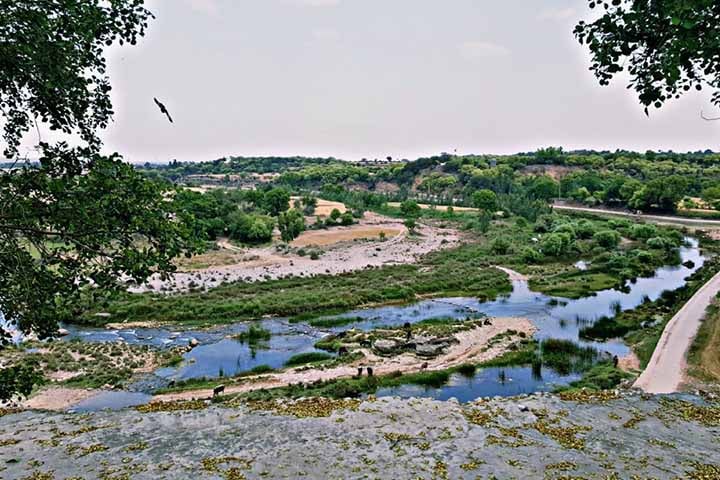Fundada em 1904, a cidade ocupa uma posição estratégica, próxima ao ponto onde o rio é atravessado por importantes rotas comerciais e militares desde os tempos antigos.