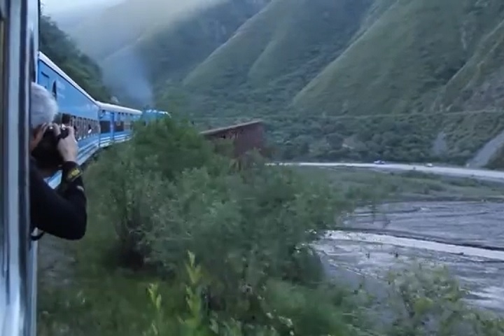 Como a temperatura pode variar muito, o recomendado é usar roupas em camadas. Protetor solar, óculos de sol e chapéu devido à forte radiação solar também são dicas valiosas.