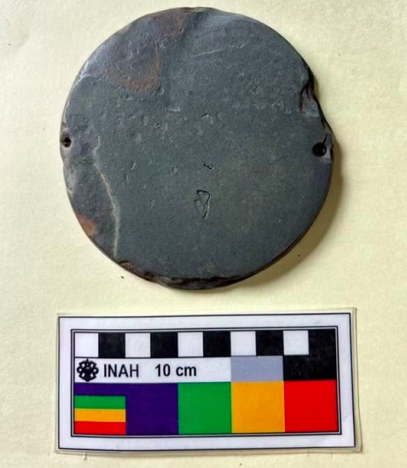 Também foram encontrados um caramujo perfurado, fragmentos de madeira carbonizada e discos de pedra.