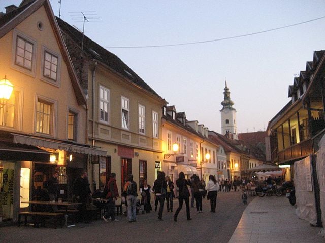 Rua Tkalčićeva- A rua no Centro de Zagreb é muito movimentada por ter vários cafés, bares e restaurantes que transformam o local num point dia e noite.