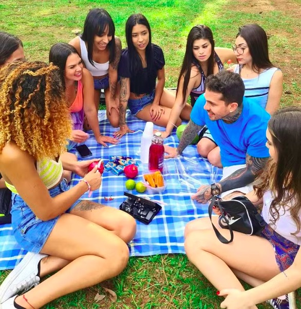 Aos poucos, fui entendendo que o que esses homens buscam não é liberdade afetiva, mas um tipo de acolhimento quase maternal. Não querem parceiras, querem alguém que os cuide incondicionalmente, explicou.