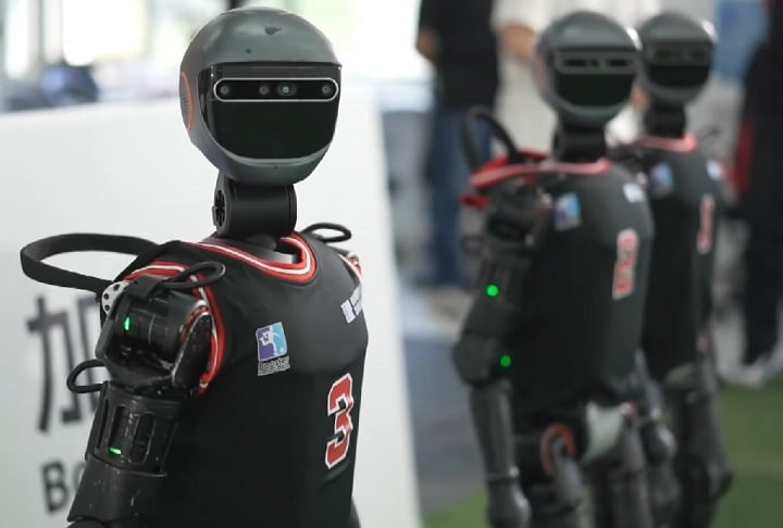 Além dos três robôs, as quatro equipes universitárias puderam contar com um robô no banco de reservas.