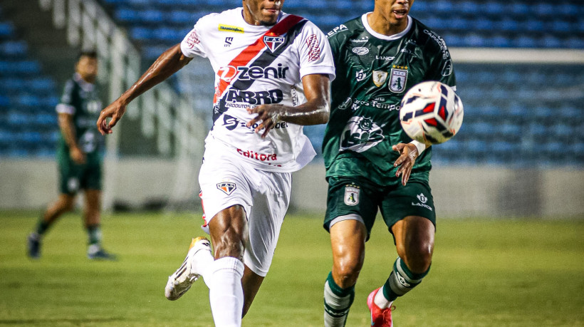 Dentro de campo, a igualdade no placar definiu bem o que foram as equipes no confronto