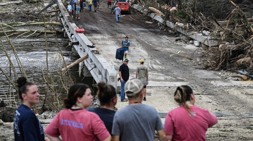 Rio Guadalupe, no Texas, subiu oito metros em menos de uma hora; enchente causou mortes e desaparecimentos