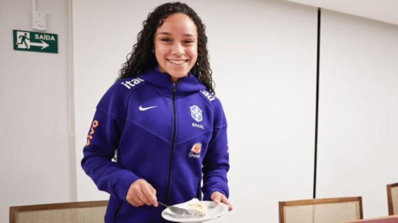 Atacante ganha festa surpresa e celebra sonho em sua primeira competição oficial com a Amarelinha