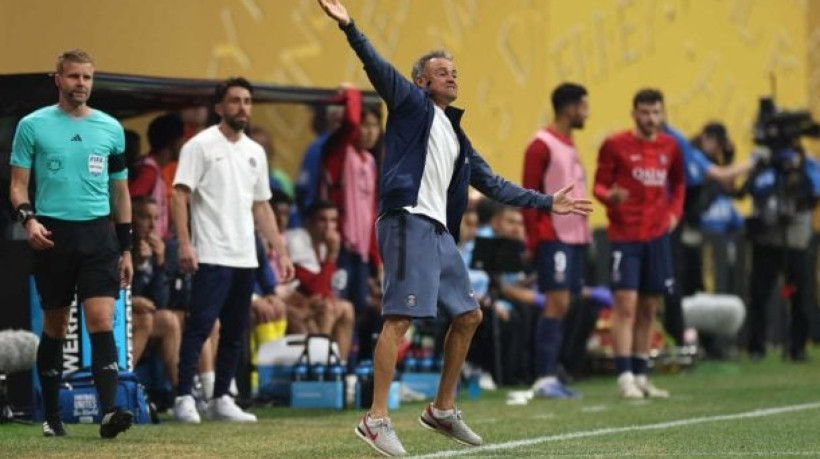Treinador fala brevemente na saída do gramado do Mercedes-Benz Stadium, em Atlanta, avaliando triunfo parisiense sobre o Bayern