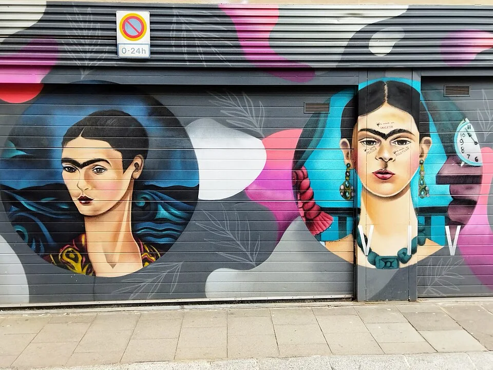 Há muitos autorretratos na produção de Frida Kahlo, mas a artista também construiu paisagens mortas e cenas com elementos do folcore mexicano. Esses aspectos formaram a estética característica de sua arte. 

