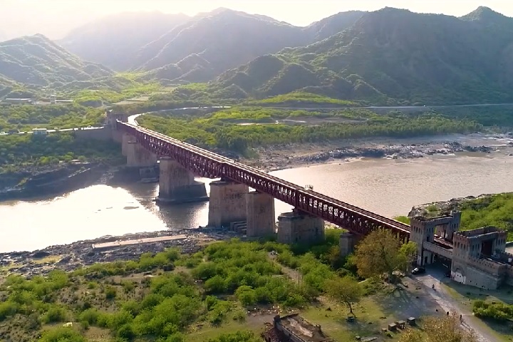 A cidade também é conhecida por suas paisagens dramáticas, onde o Rio Indo flui em meio a colinas rochosas, criando um belo cenário.