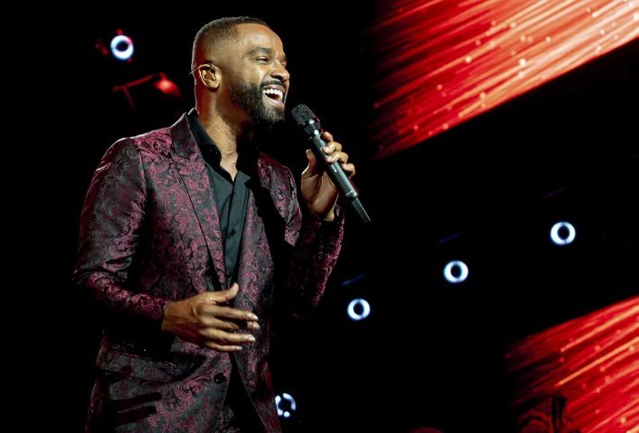 Em 1999, Alexandre foi convidado para gravar um dueto com Gloria Estefan na música Santo Santo, consolidando sua projeção na América Latina.