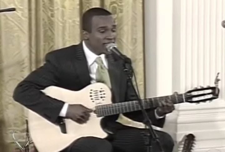 Em 2003, Alexandre cantou “Garota de Ipanema” em português e inglês para o presidente George W. Bush, na Casa Branca, durante a celebração do Mês da Independência Hispânica.