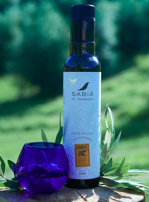 Trata-se do azeite Koroneiki, da marca Azeite Sabiá, cuja garrafa de 250 ml custa R$ 129.