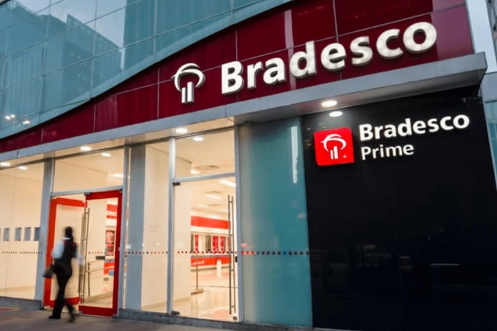 O Bradesco rebateu, afirmando que o desbloqueio do cartão dispensa documentos físicos e que apresentou comprovantes de consumo. 