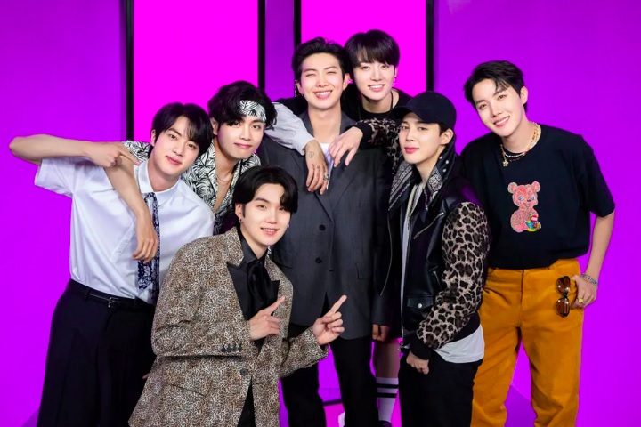 Integrantes do BTS – Na Coreia do Sul, o serviço militar é obrigatório para homens. Por isso, os membros do popular grupo de K-pop estão cumprindo ou já cumpriram seu alistamento.