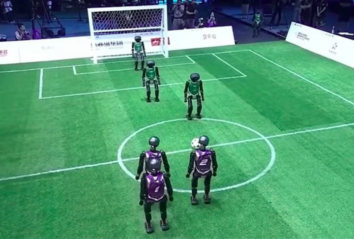 Os robôs operavam de forma totalmente autônoma, usando IA para definir as próprias estratégias.