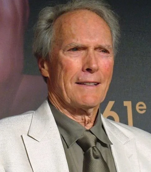 Clint Eastwood – Hoje considerado uma lenda do cinema, Eastwood foi convocado para o Exército durante a Guerra da Coreia em 1950, mas seu avião acabou sofrendo um acidente. Ele sobreviveu, mas acabou ficando na Califórnia, onde atuou como salva-vidas.