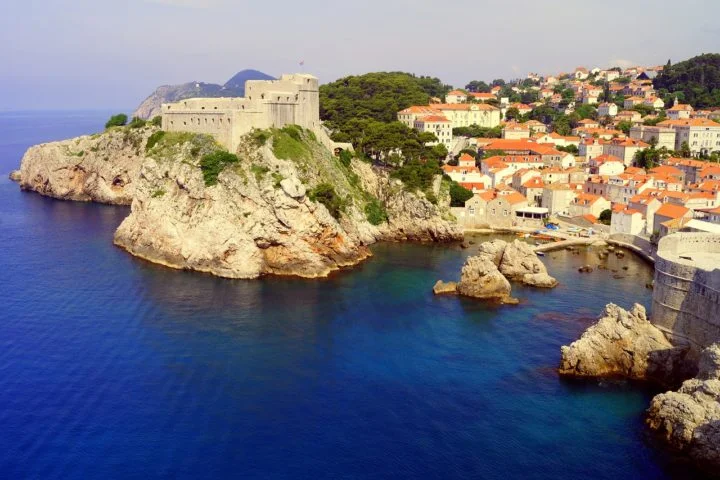 Às margens do Mar Adriático, Dubrovnik tem uma paisagem com um recorte de tirar o fôlego. O azul do mar contrasta com os tons das construções erguidas sobre imensos barrancos, numa área rochosa bem populosa. 