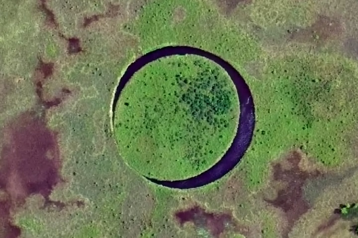 Chamada de El Ojo (O Olho, em português), a ilha tem cerca de 118 metros de diâmetro e gira sobre seu próprio eixo.