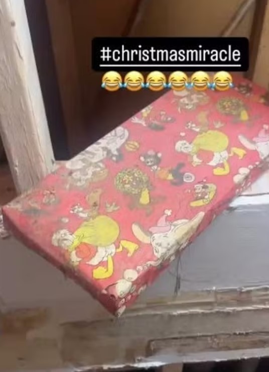 Durante a reforma de sua casa de infância, Tim King deparou com o presente, embrulhado com seu nome e tema da Disney, quando ajudava seus pais em reformas do imóvel no fim de 2024.
