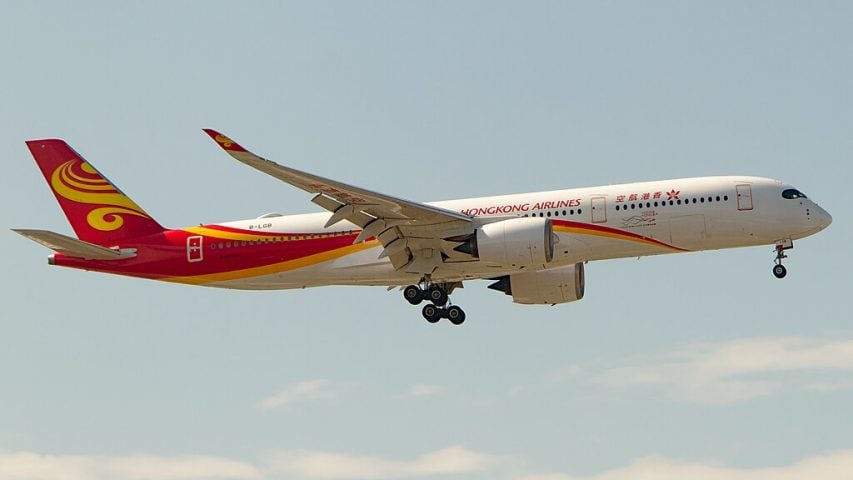 A Hong Kong Airlines chegou a cancelar voos, enquanto outras companhias aéreas ofereceram remarcações para outros destinos.