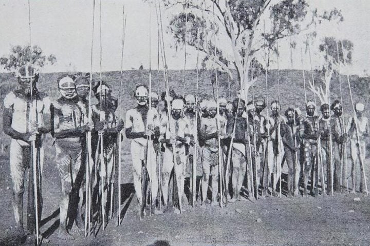 Análises de DNA revelaram que os denisovanos deixaram traços em populações atuais, especialmente em melanésios, aborígenes australianos e algumas populações do Sudeste Asiático.