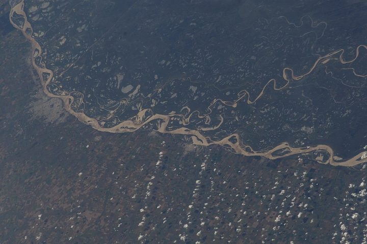 O Delta do Paraná se estende por cerca de 14.000 km², abarcando parte das províncias de Entre Ríos, Santa Fe e, principalmente, Buenos Aires.