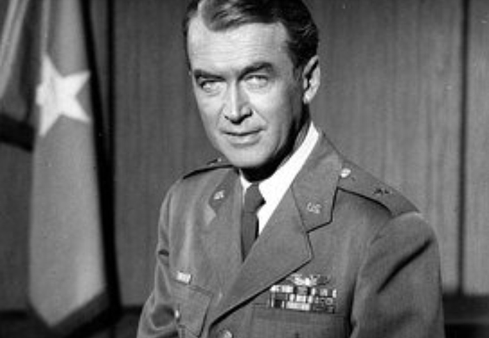 James Stewart – Um dos grandes nomes da Era de Ouro de Hollywood, Stewart foi piloto de bombardeiros na Segunda Guerra Mundial. Chegou ao posto de general de brigada na reserva da Força Aérea, um feito raro entre atores.