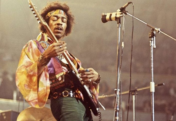 Jimi Hendrix – O lendário guitarrista se juntou ao Exército Norte-Americano como alternativa à prisão, mas foi dispensado rapidamente após quebrar o tornozelo.