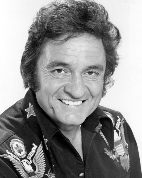 Johnny Cash – Conhecido como Homem de Preto da música country, Johnny Cash serviu como operador de interceptação de rádio na Alemanha no início dos anos 1950.