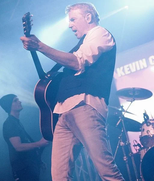 Além de ator e diretor, Costner também é músico. Ele é o fundador da banda de country rock Kevin Costner and Modern West.