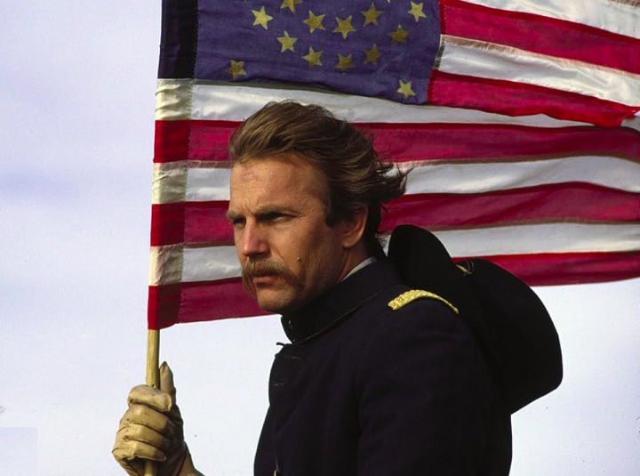 Em 1990, protagoniza, produz e dirige aquele que talvez tenha sido o principal projeto de sua carreira: o drama de época Dança com Lobos. 