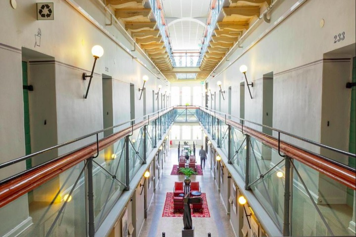 Hoje, o local oferece uma experiência de hospedagem diferenciada, com celas e atividades temáticas. Numa delas, os hóspedes usam uniformes listrados e enfrentam desafios físicos ao ar livre, finalizando com um jantar. 