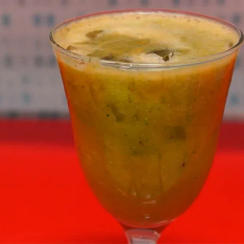 Outra boa combinação está no suco de laranja, cenoura e brócolis.Tem gente que coa. Mas dá pra tomar integralmente, reforçando a nutrição. 