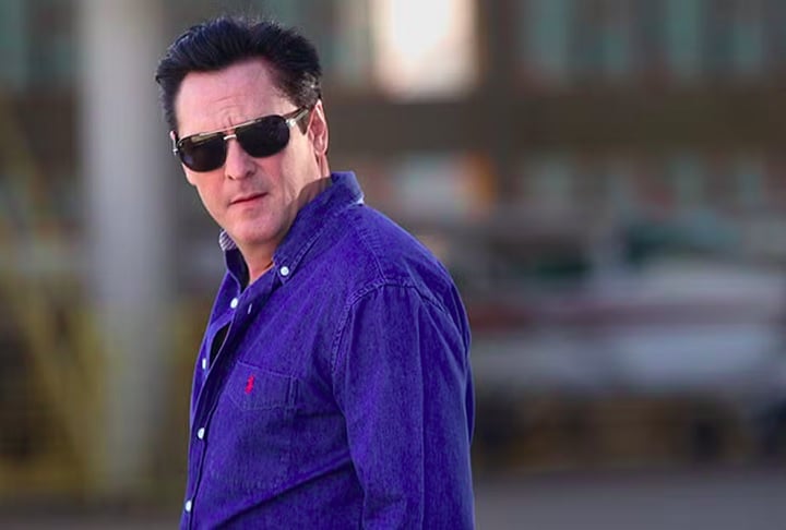 Além de atuar, Madsen produziu diversos filmes e publicou livros de poesia, demonstrando seu lado artístico multifacetado.