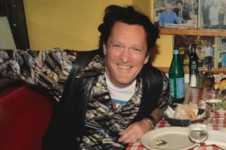 Sua trajetória também inclui polêmicas pessoais, como problemas com álcool e questões legais, o que por vezes prejudicou sua carreira em Hollywood. Em 2022, por exemplo, foi preso sob acusação de invasão de propriedade.