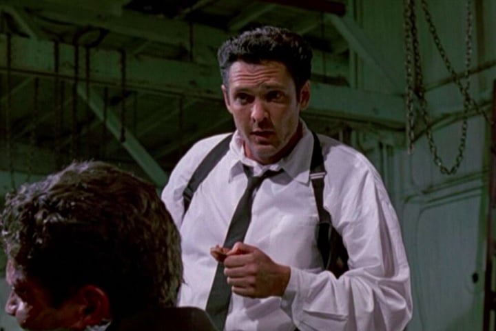 A cena icônica em que dança ao som de Stuck in the Middle with You antes de torturar um policial se tornou um marco na história do cinema.