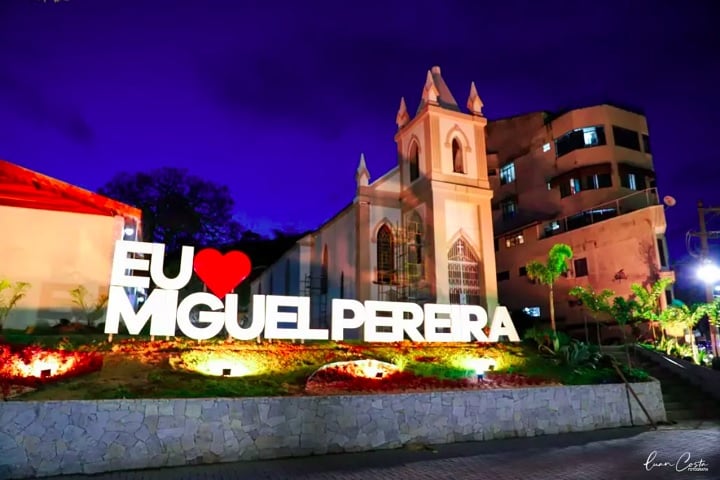 A cidade também investiu em energia renovável e eficiência energética, alcançando uma queda adicional de 35% nas emissões entre 2017 e 2022.